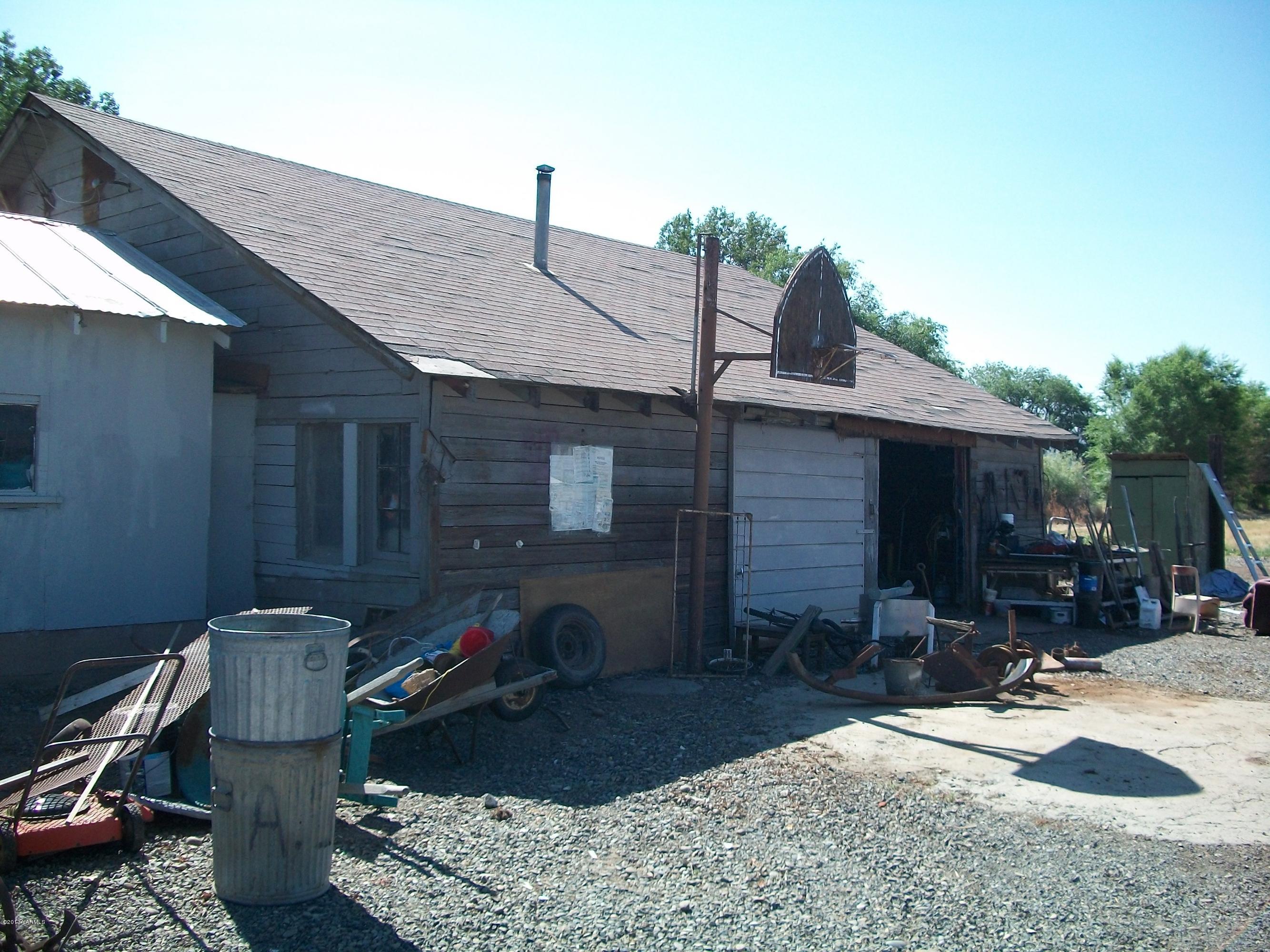 7600 Fort Road Wapato, WA 98951 - Photo 8 of 50 a front view of a house with patio