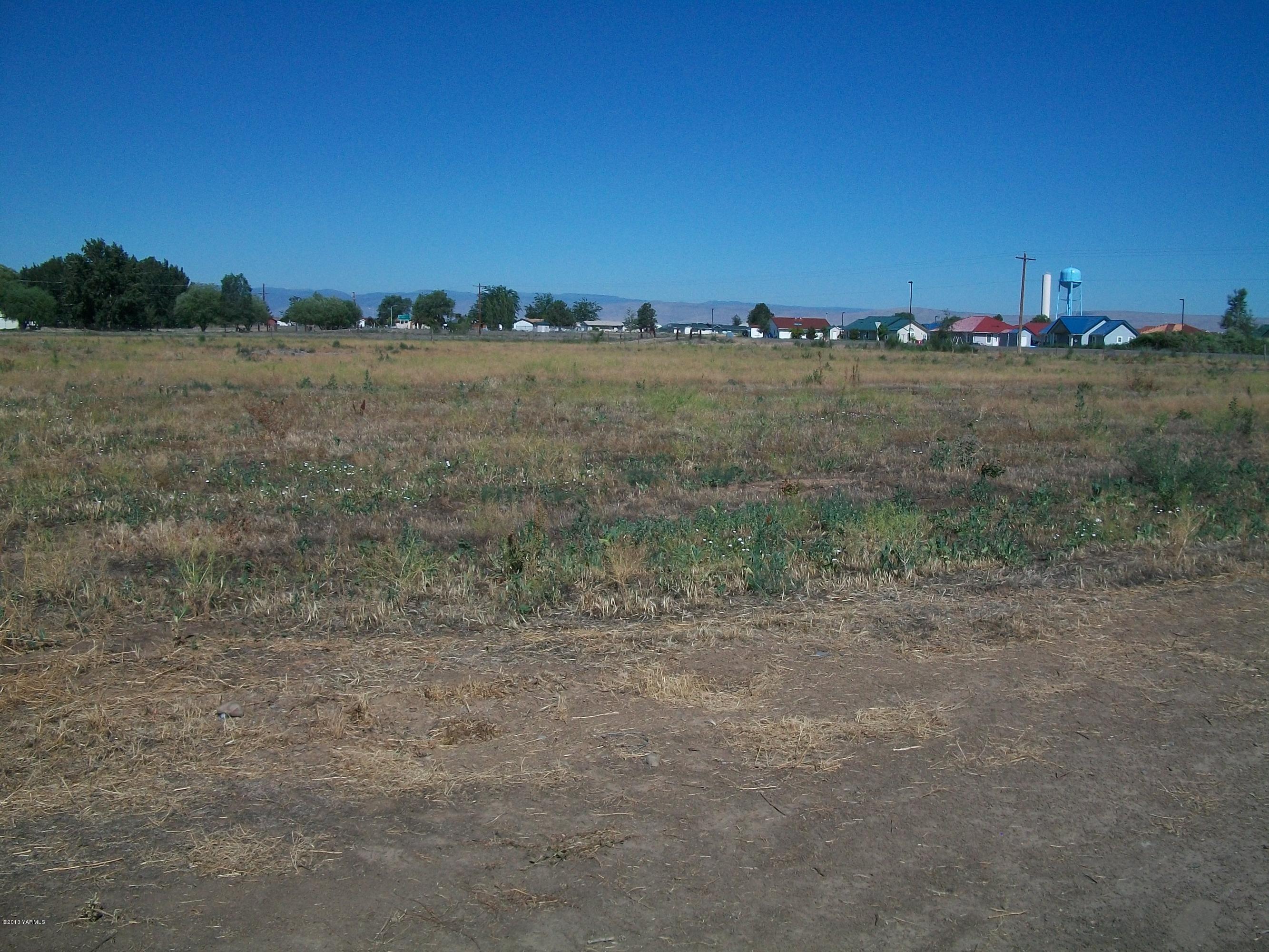 7600 Fort Road Wapato, WA 98951 - Photo 9 of 50 a view of a field with trees in background