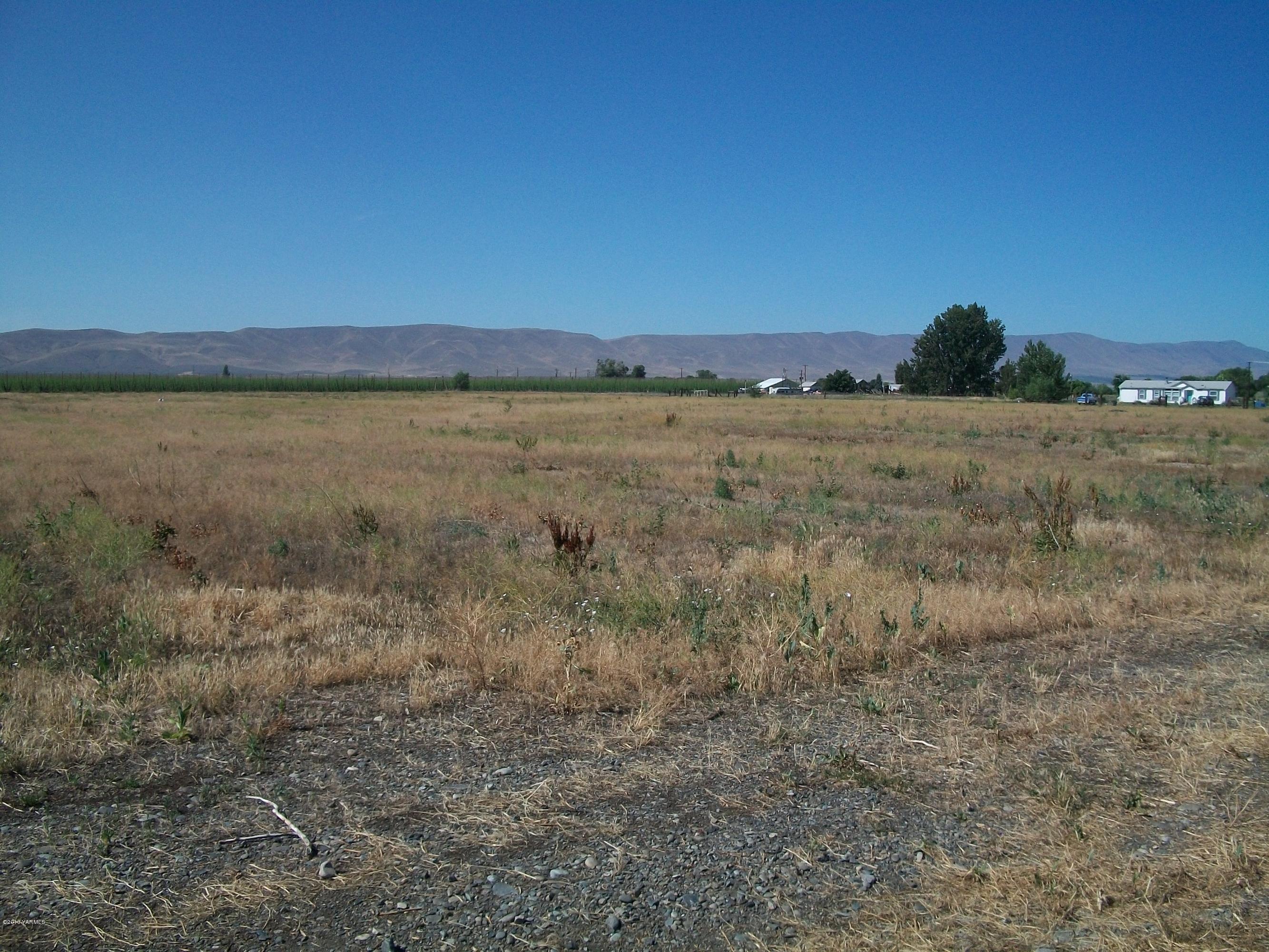 7600 Fort Road Wapato, WA 98951 - Photo 10 of 50 a view of an outdoor space and a yard