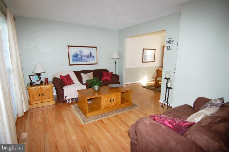 796 Sunny Chapel Road Odenton, MD 21113 - Photo 23 of 27 Living Room