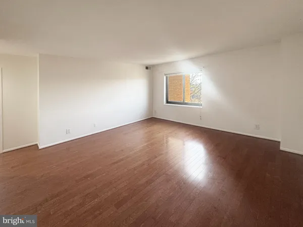 $289,900 | 307 Yoakum Parkway, Unit 816, Alexandria, VA 22304