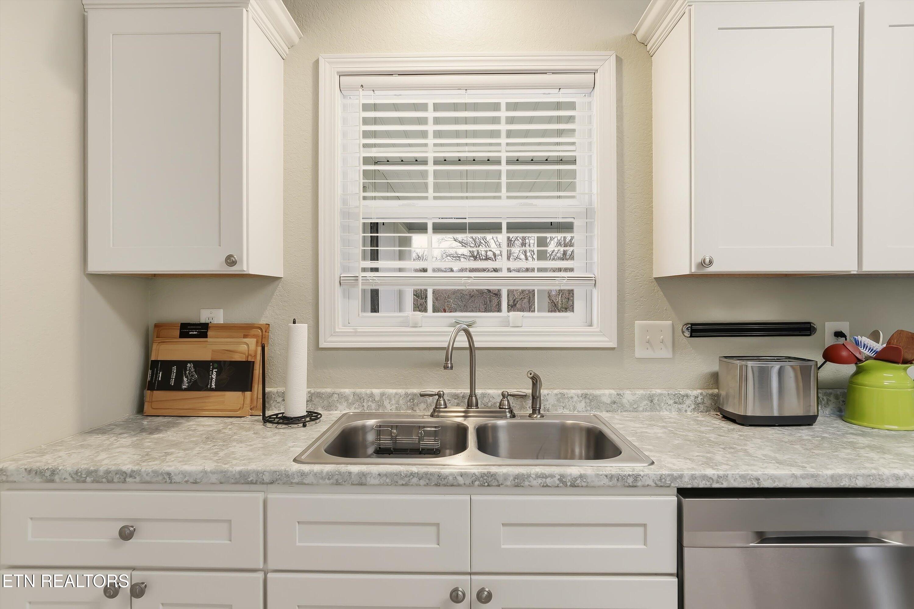 530 Roper Way Walland, TN 37886 - Photo 16 of 29 Kitchen