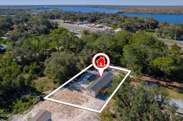 a view of a back yard