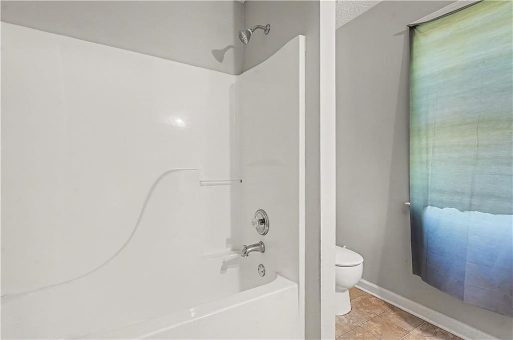 176 Shoreline Way Hampton, GA 30228 - Photo 21 of 32 a bathroom with a bathtub and a toilet