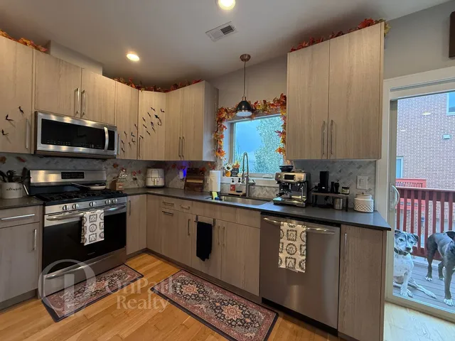 $2,750 | 6834 West 65th Street, Unit 1, Chicago, IL 60638