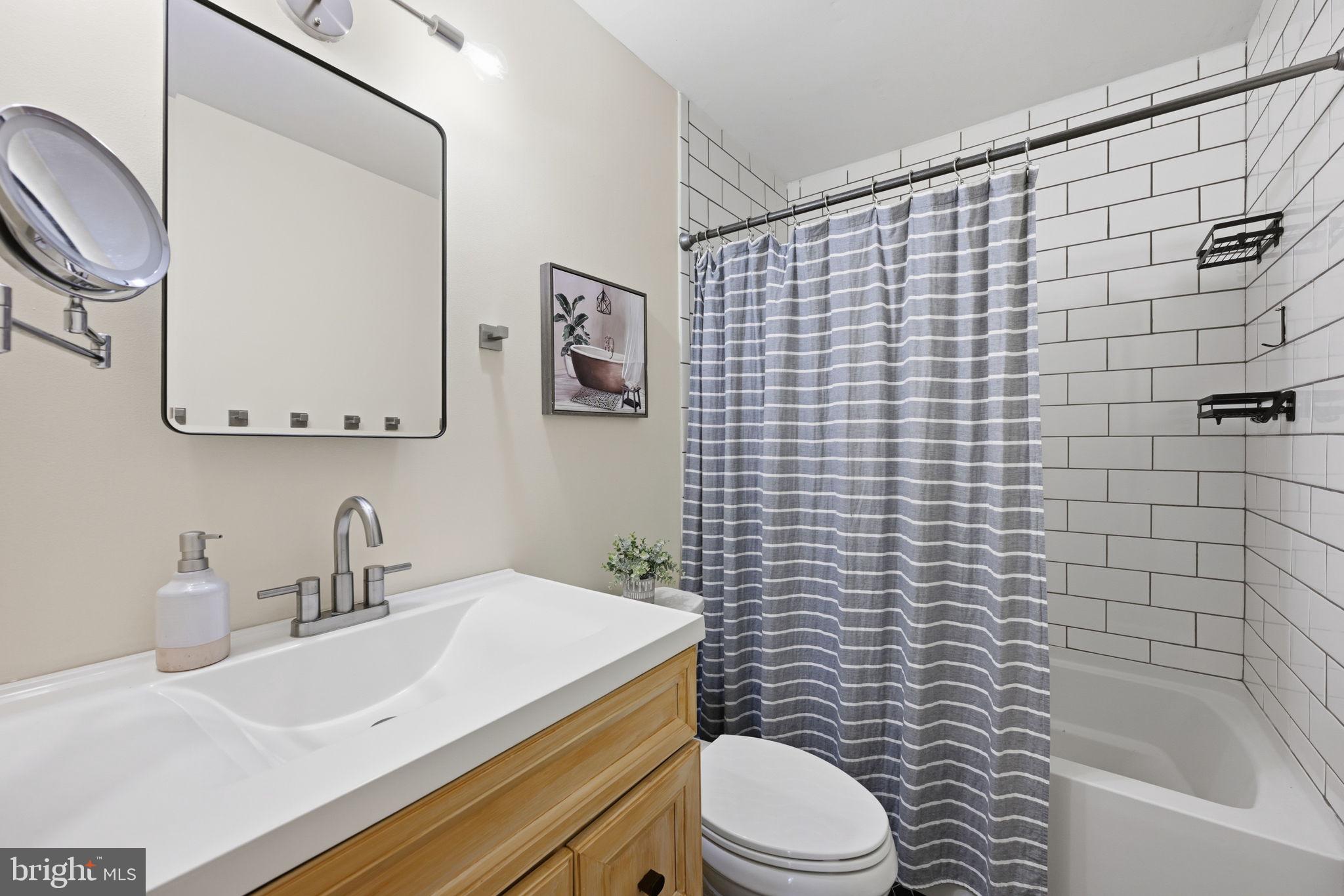 7926 Tower Court Road Severn, MD 21144 - Photo 18 of 32 Shared main level bathroom - fresh and updated!