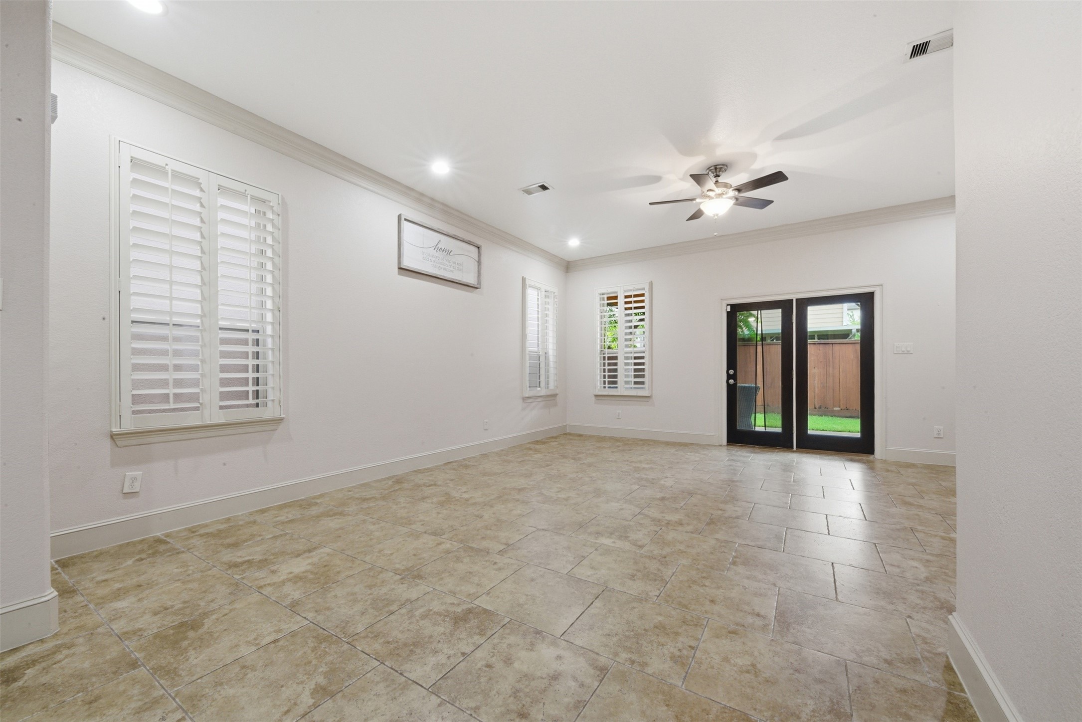 5929 Kansas Street Houston, TX 77007 - Photo 5 of 30 Spacious living Room