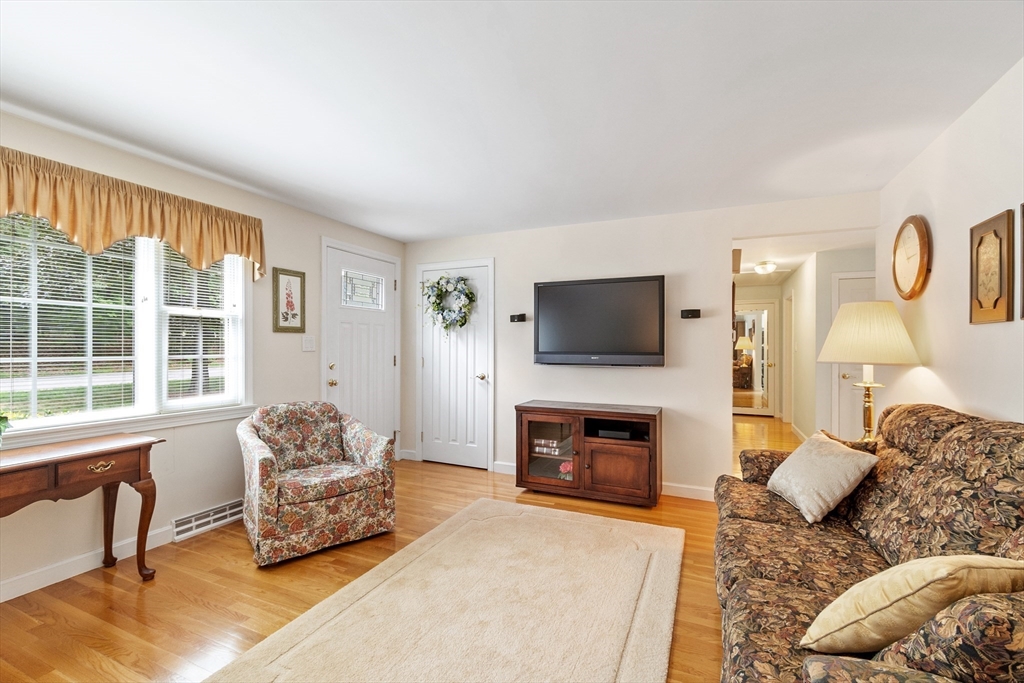 61 Amble Road Chelmsford, MA 01824 - Photo 3 of 28 Gallery Image 3