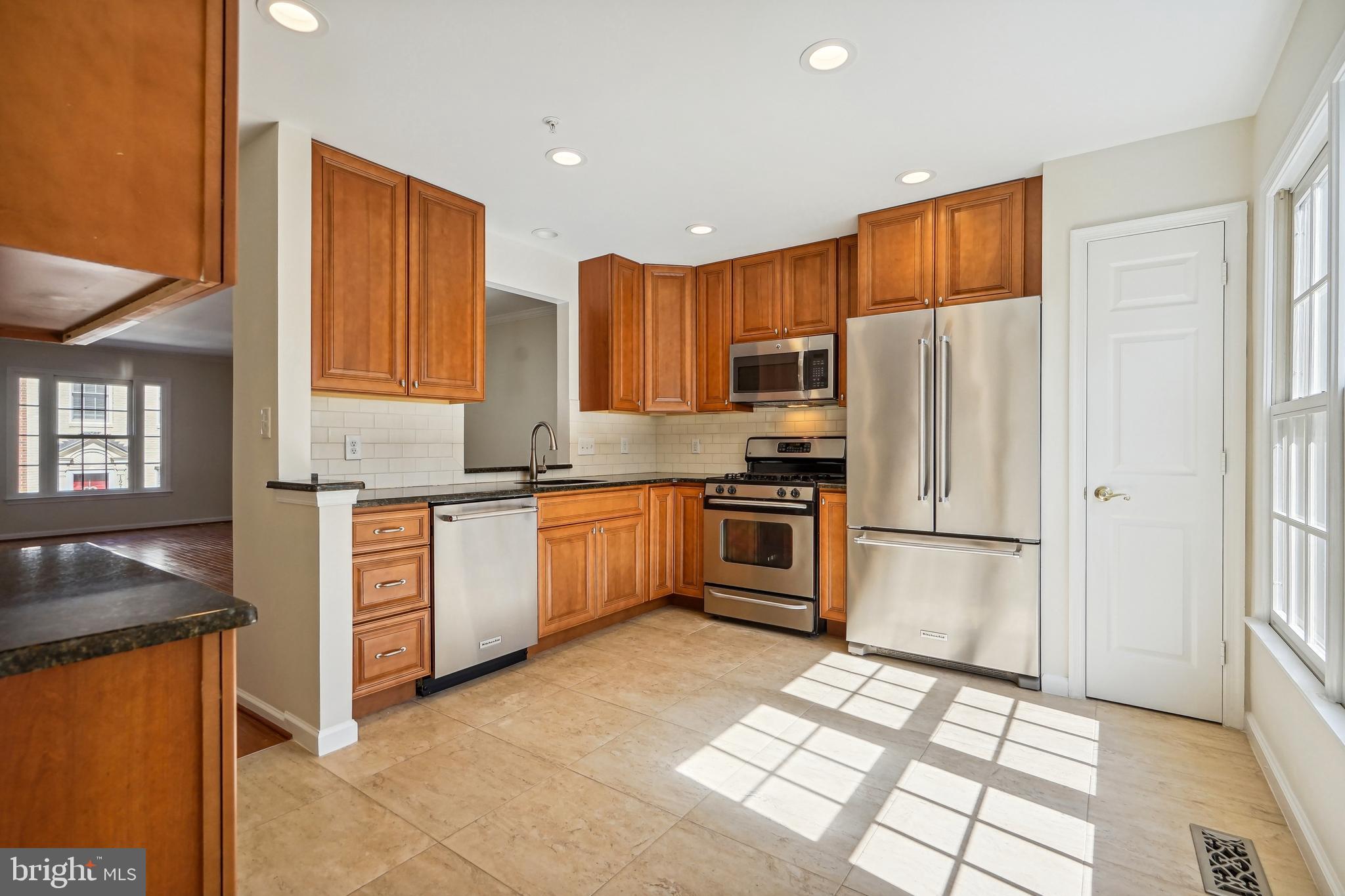 105 Ridgepoint Place Gaithersburg, MD 20878 - Photo 13 of 33 Kitchen