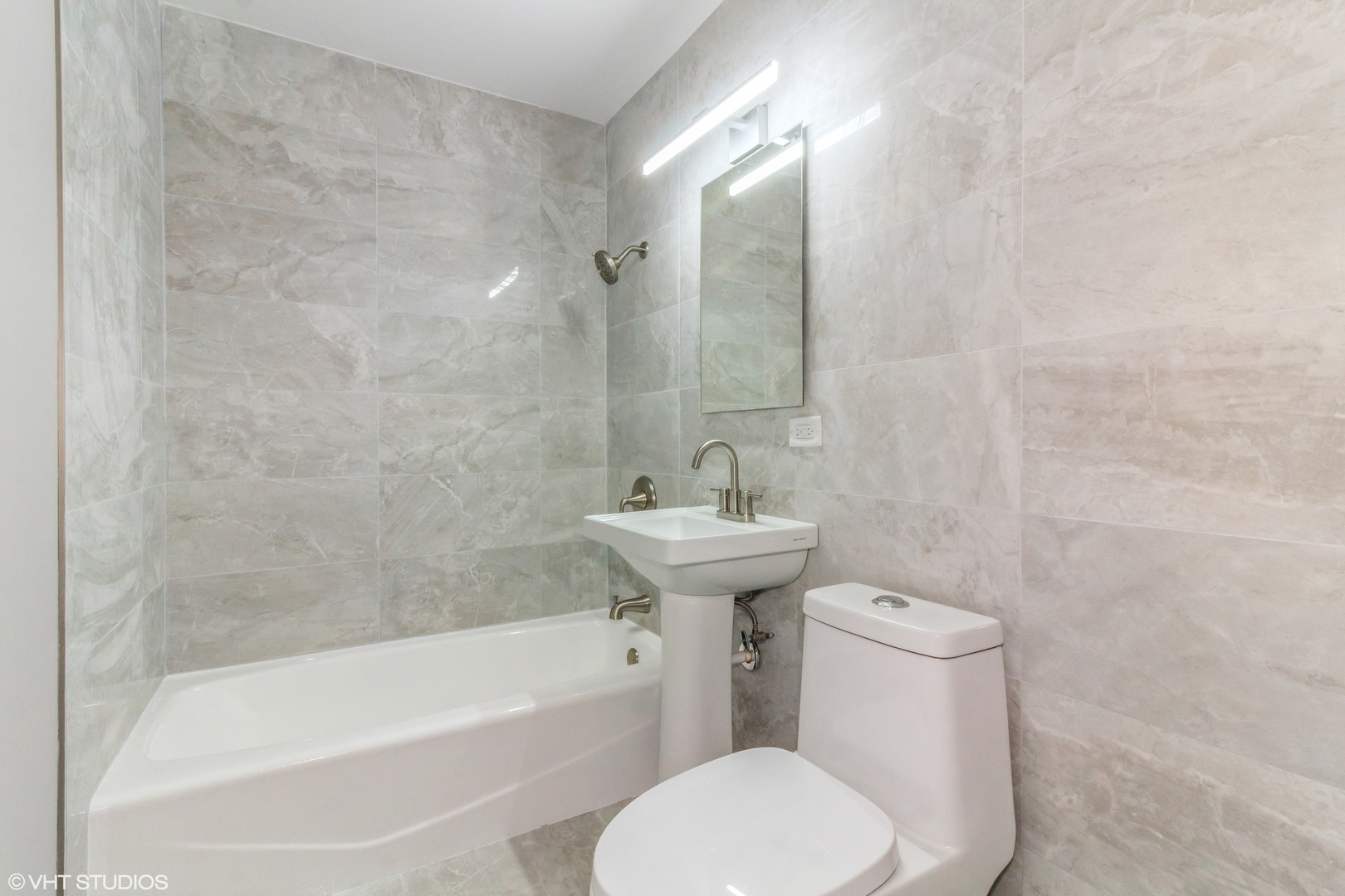 322 South Reed Street Joliet, IL 60436 - Photo 9 of 11 a bathroom with a sink toilet and bathtub