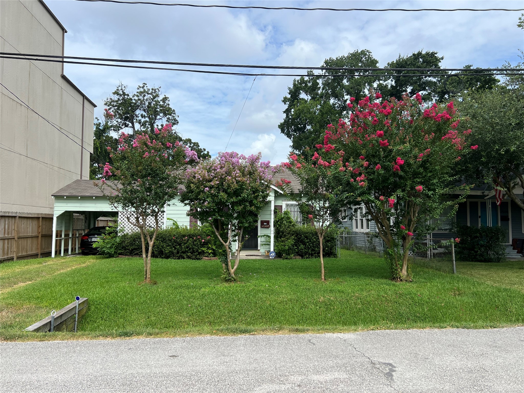 2507 Couch Street Houston, TX 77008 - Photo 3 of 9