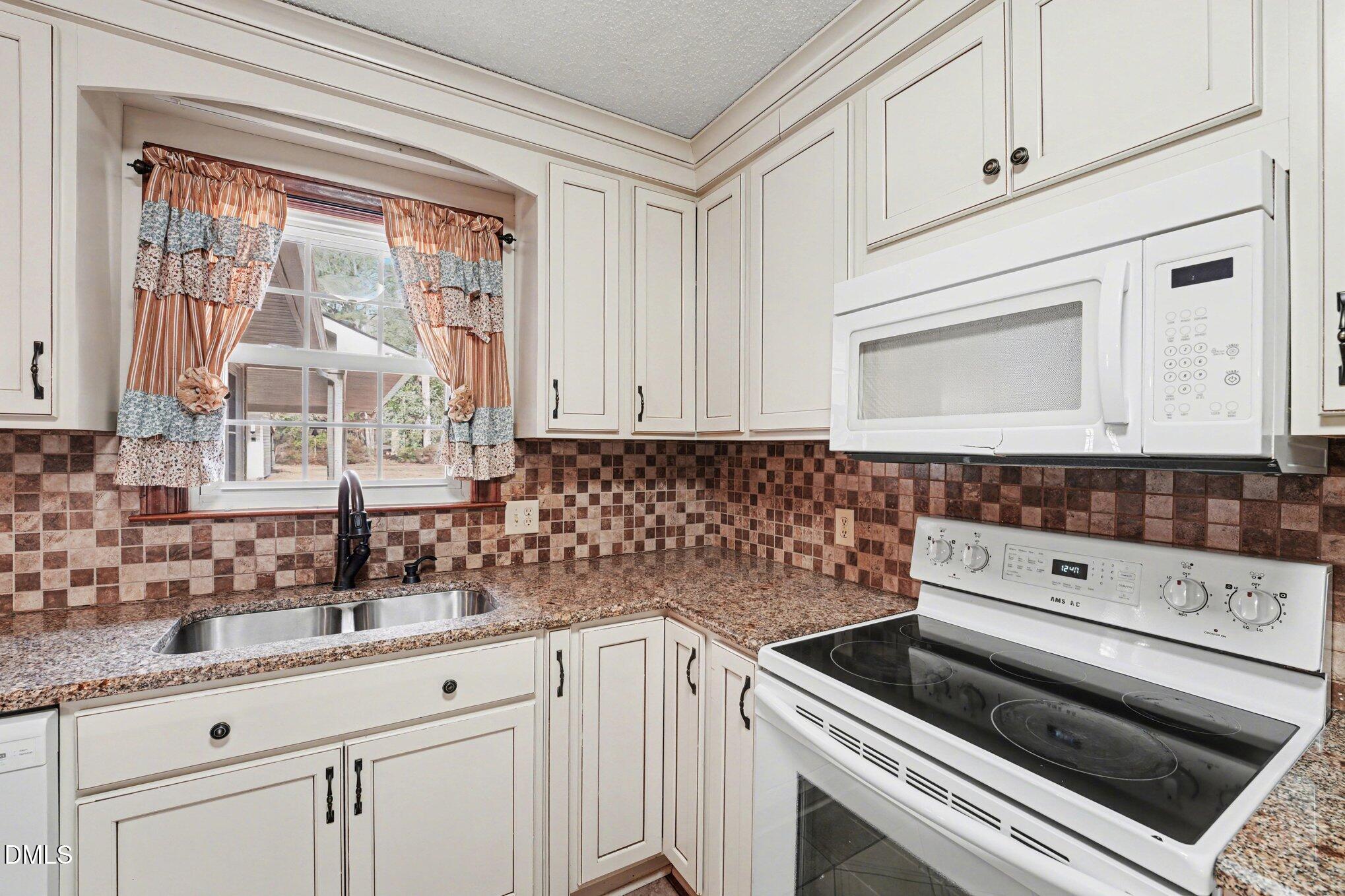 521 Greenridge Road Snow Hill, NC 28580 - Photo 6 of 34 006_jam06939_853