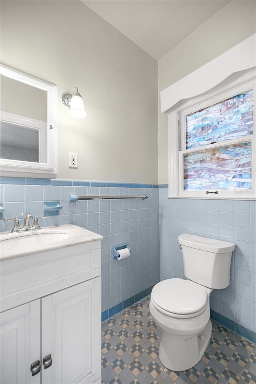 5915 Ave F McIntosh, FL 32664 - Photo 30 of 50 a bathroom with a toilet a sink a mirror and a window