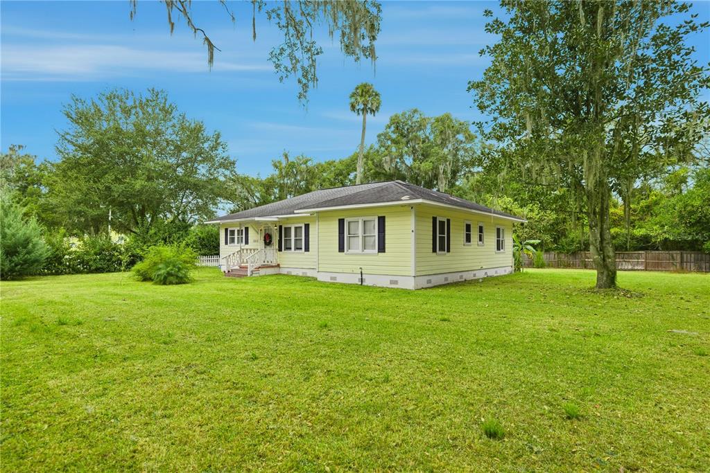 5915 Ave F McIntosh, FL 32664 - Photo 33 of 52 a front view of a house with a garden