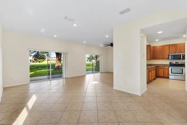 $275,000 | 12366 Northeast 50th View, Oxford, FL 34484