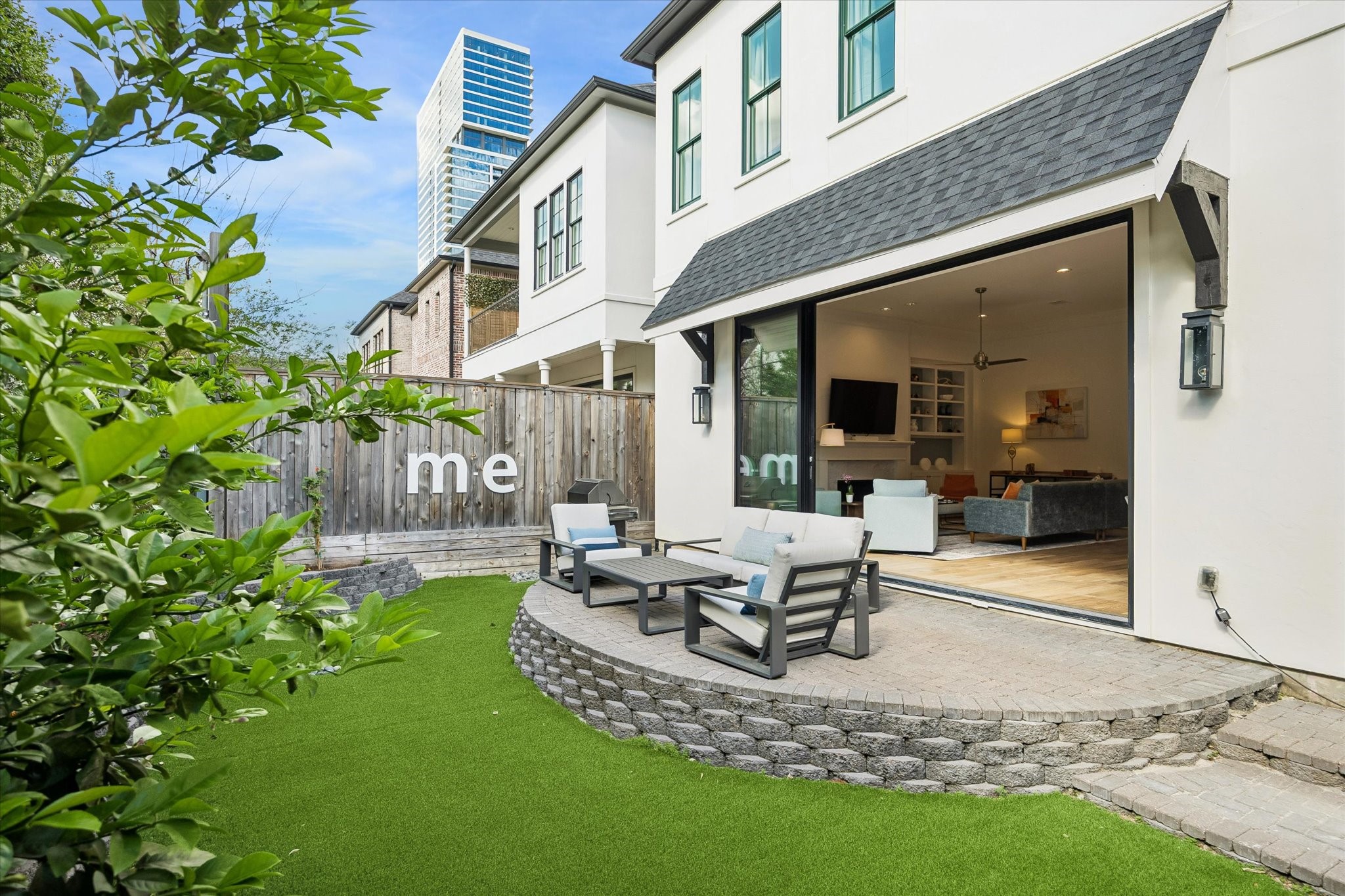 3020 Lake Street Houston, TX 77098 - Photo 8 of 43 Patio and turfed backyard. The home backs to single family homes.