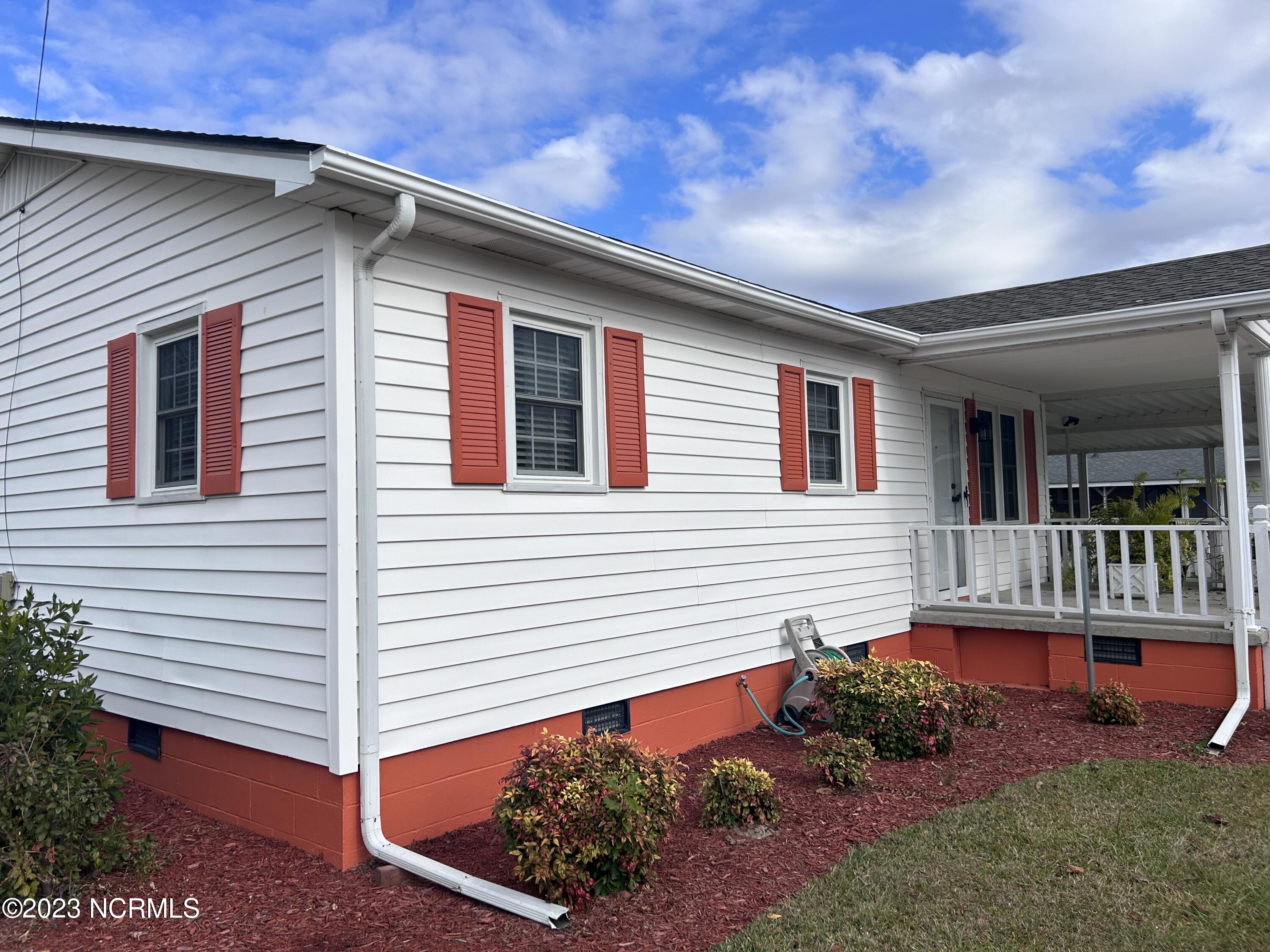 464 Poplar Street Kinston, NC 28504 - Photo 18 of 21 Gutters