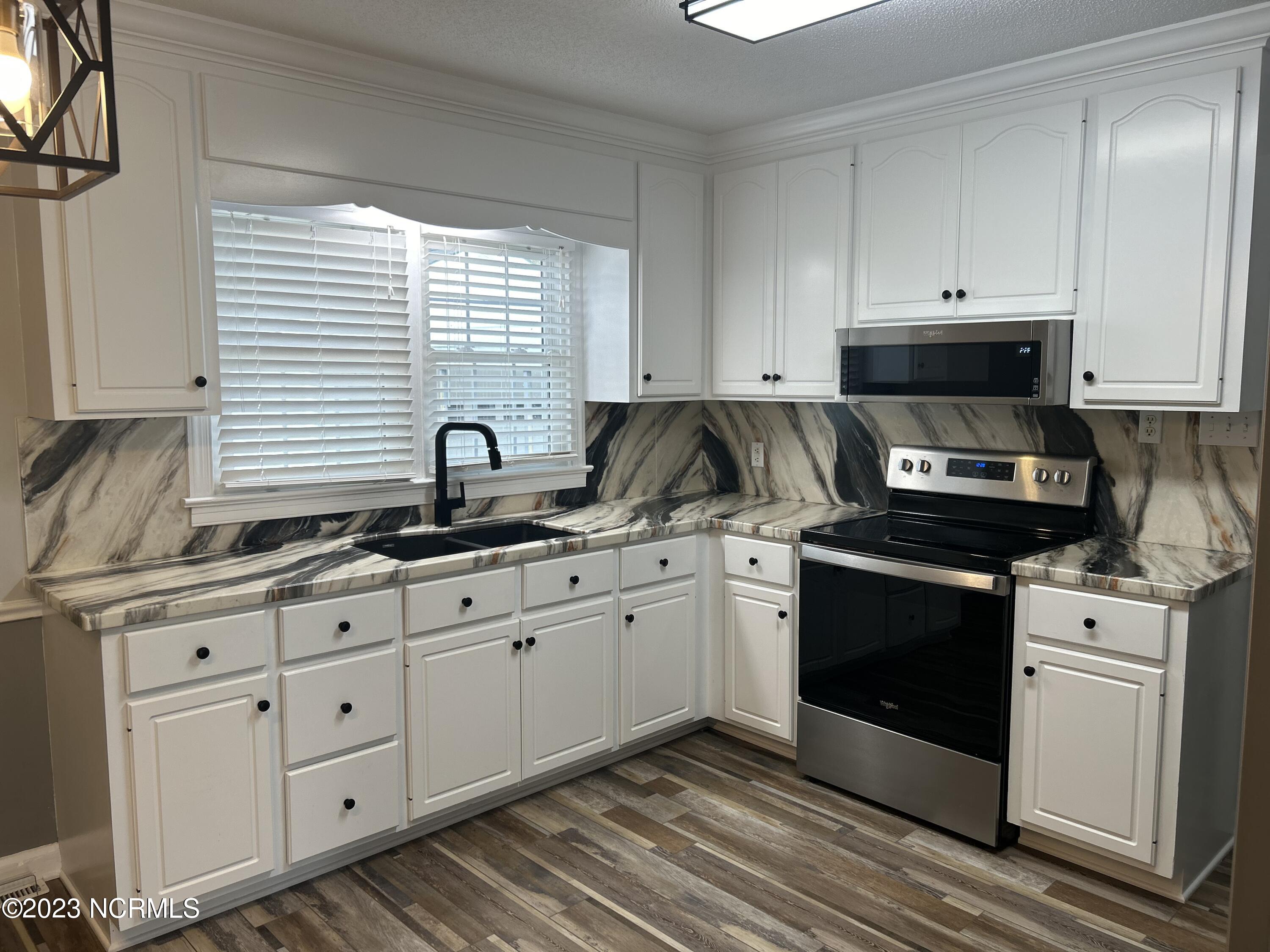 464 Poplar Street Kinston, NC 28504 - Photo 3 of 21 IMG_2574