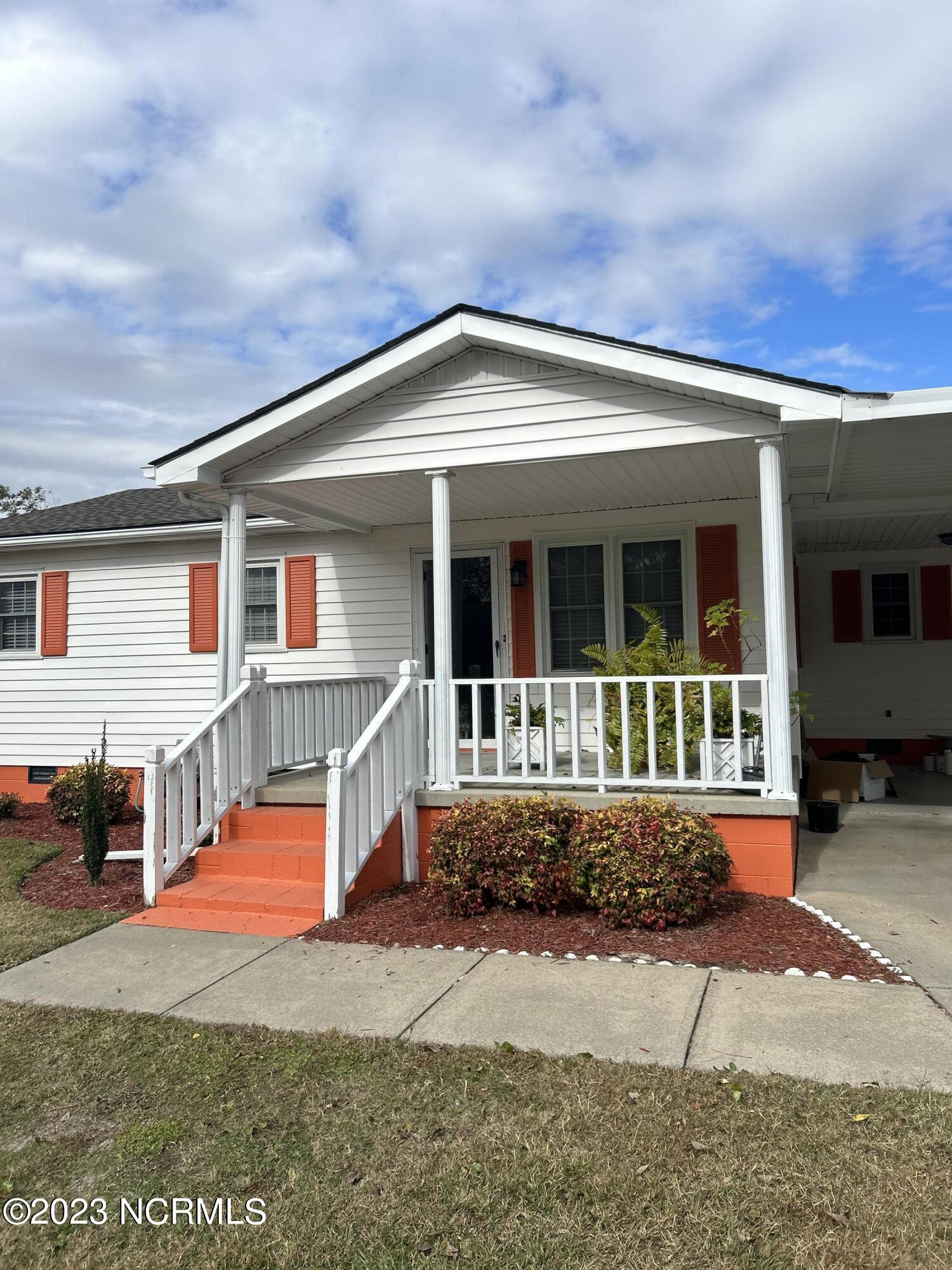 464 Poplar Street Kinston, NC 28504 - Photo 7 of 21 Covered porch