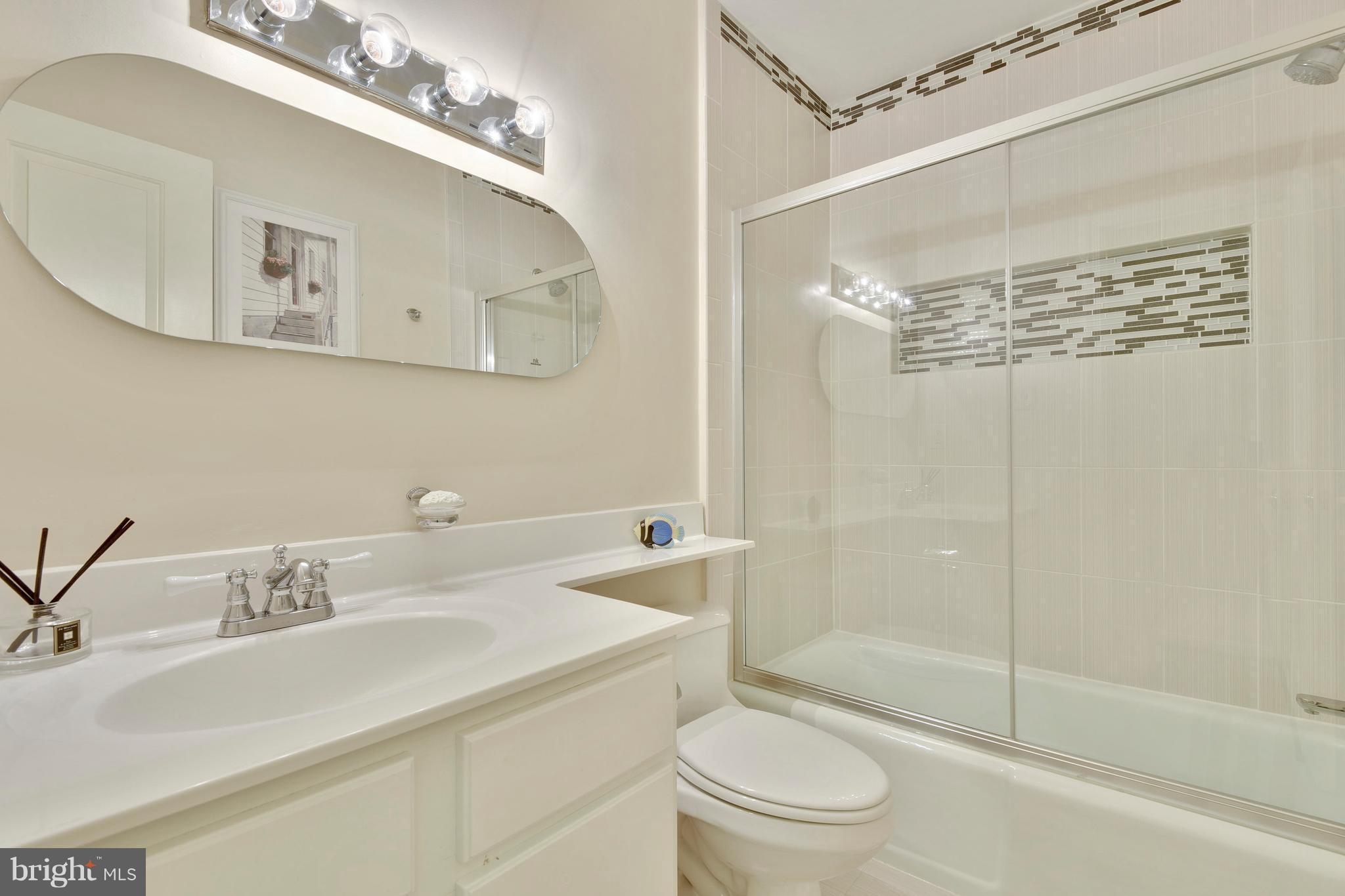 9 Treworthy Road Gaithersburg, MD 20878 - Photo 20 of 30 Shared Hall Bath