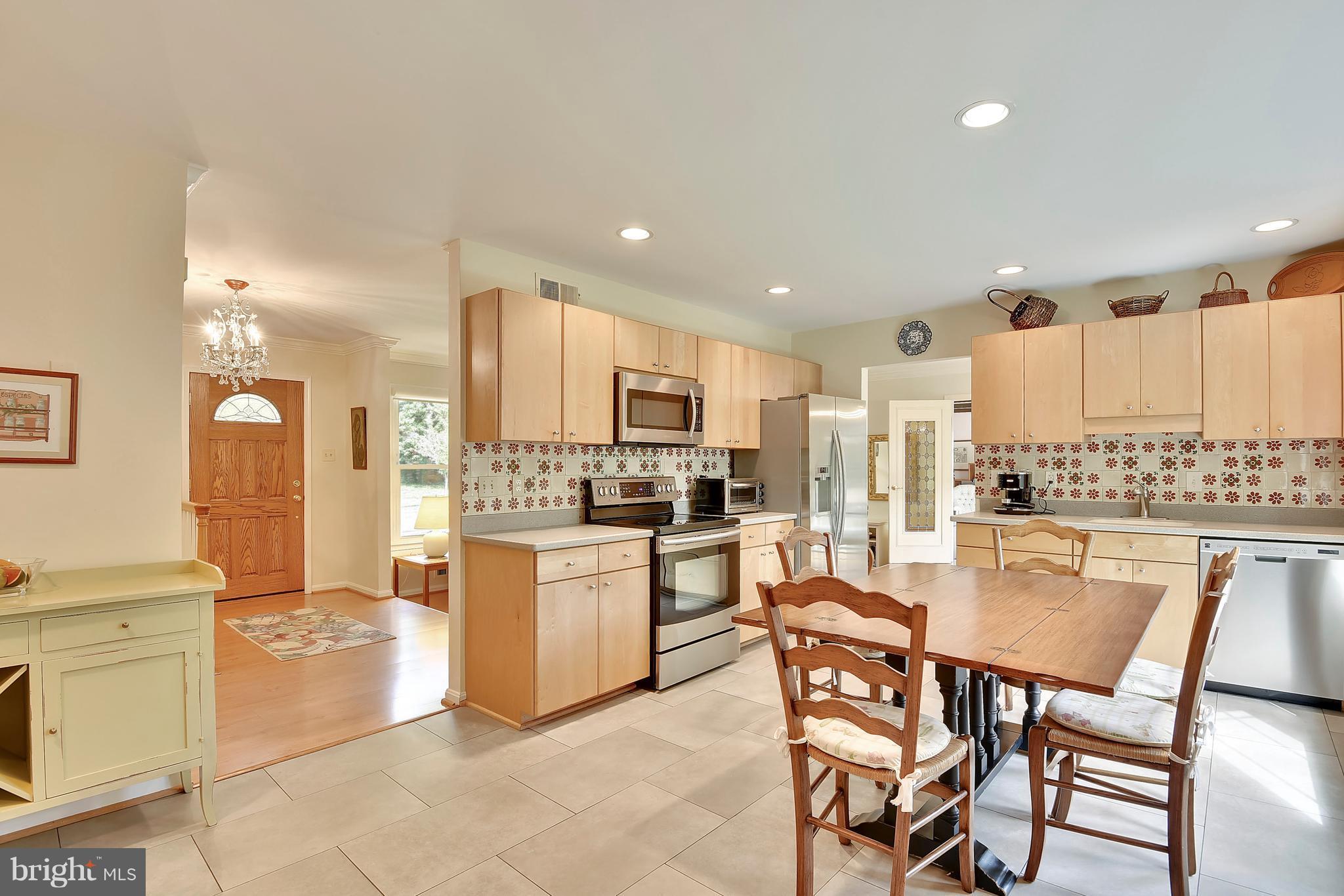 Renovated gourmet kitchen w/ SS appliances