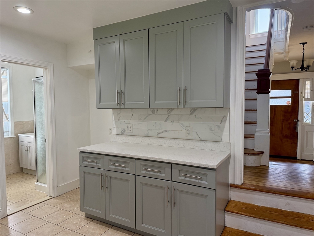 31 Stoneland Road Worcester, MA 01603 - Photo 5 of 33