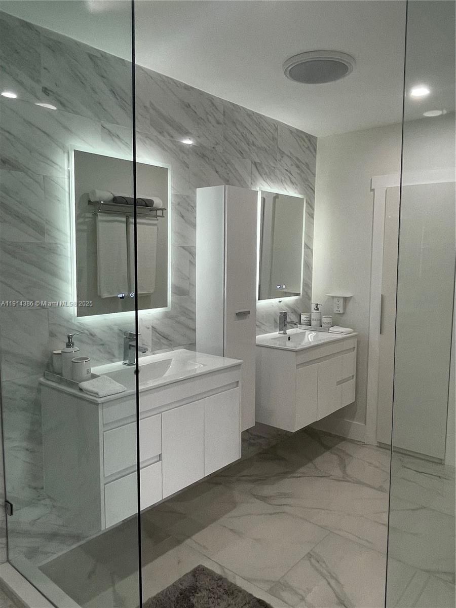 7521 Southwest 56th Street Miami, FL 33155 - Photo 22 of 34 a bathroom with a double vanity sink mirror and bathtub