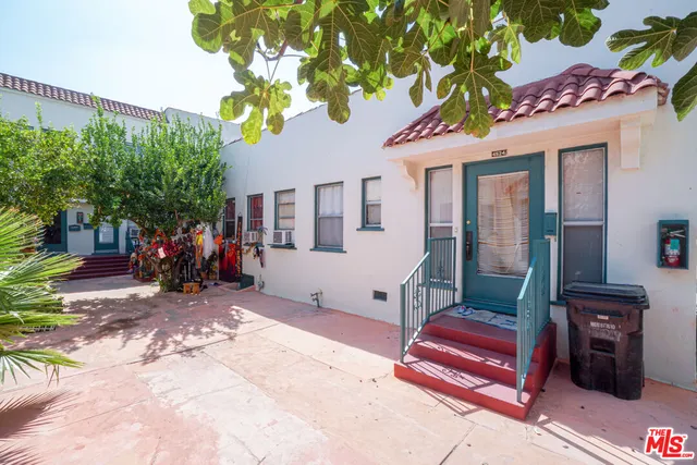 a view of a chairs and table in a backyard
