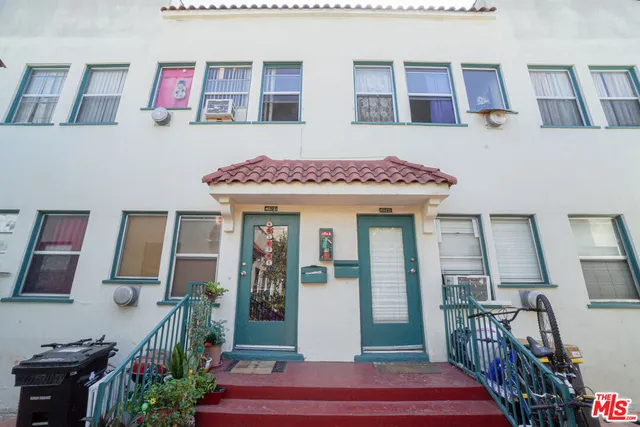 a view of livingroom with furniture