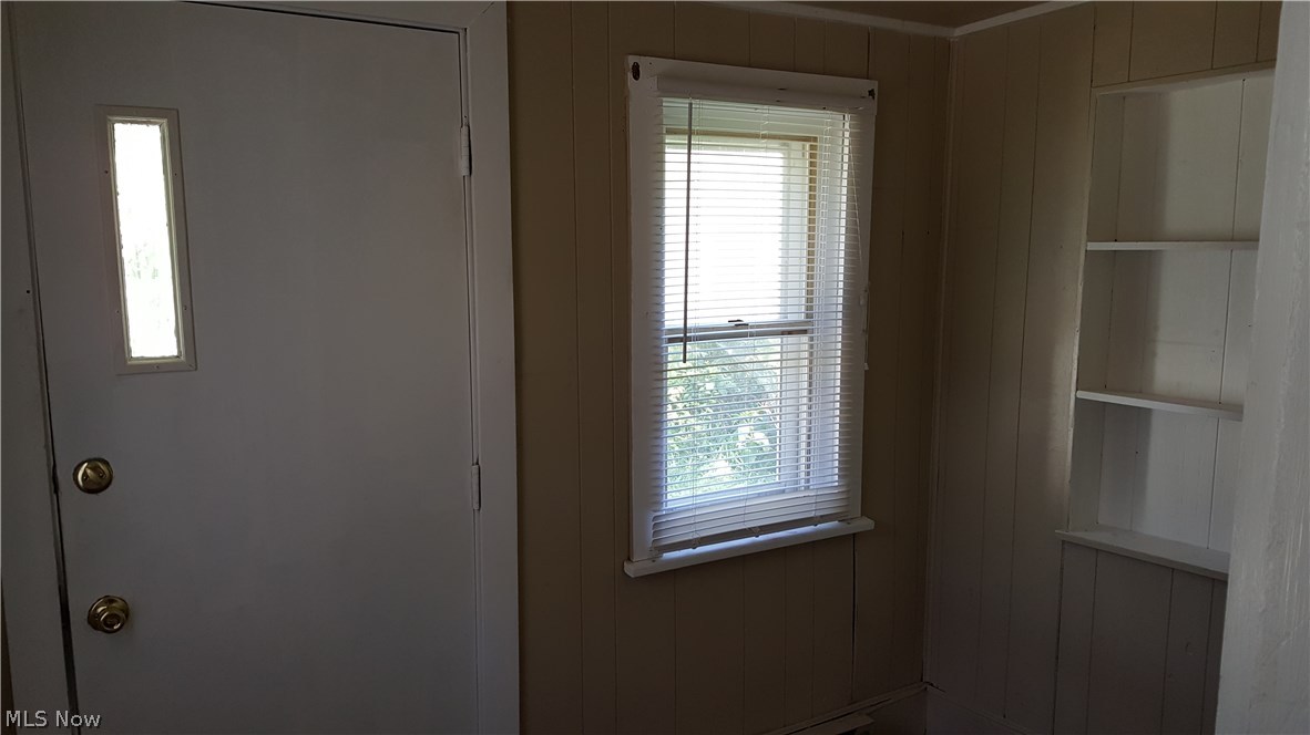 862 Walnut Road Southeast Massillon, OH 44646 - Photo 10 of 22 Great space for a true mud room!