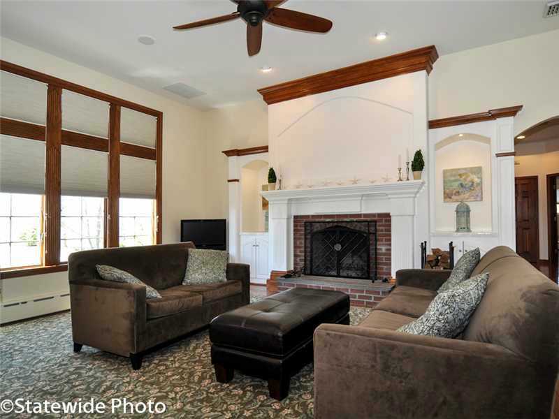 26 Wicklow Road Westerly, RI 02891 - Photo 5 of 25 Living Room.