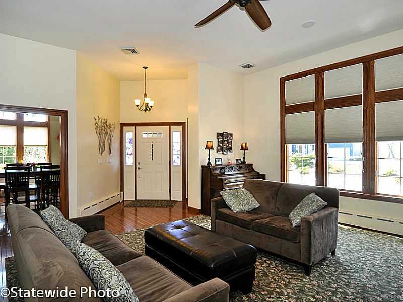 26 Wicklow Road Westerly, RI 02891 - Photo 7 of 25 Living Room.