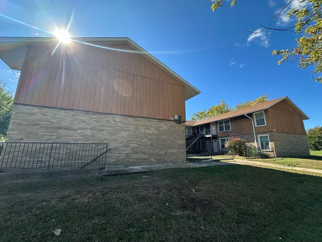 $860,860 | 924 East Willow Street, Kankakee, IL 60901