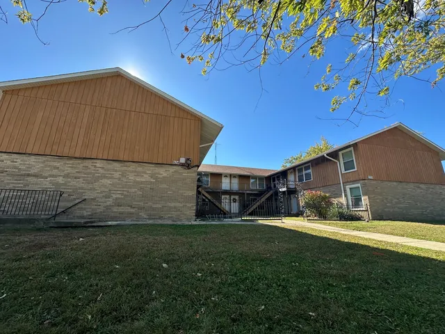 $860,860 | 924 East Willow Street, Kankakee, IL 60901