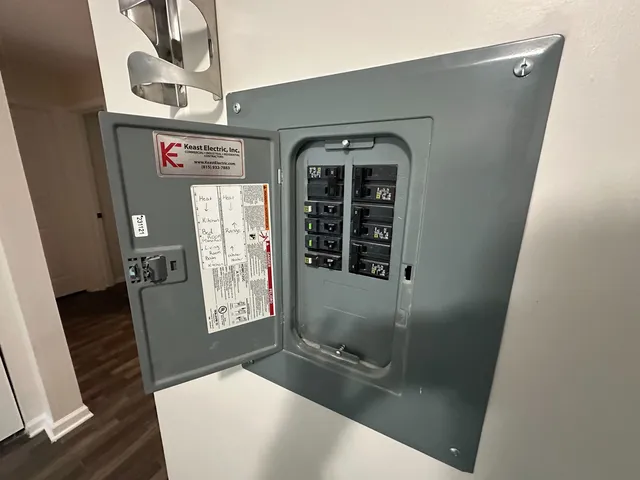 $860,860 | 924 East Willow Street, Kankakee, IL 60901