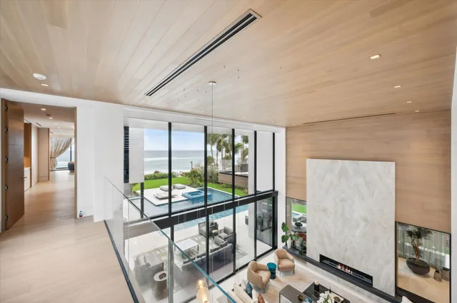 a view of a house with backyard and garden