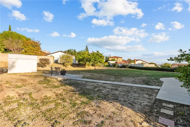 a view of back yard of the house