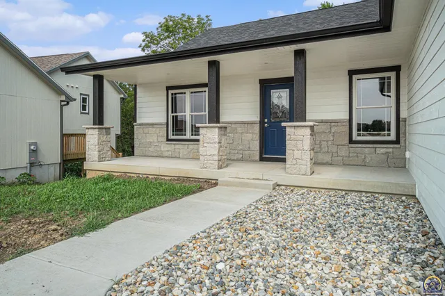 $421,500 | 4334 Southwest Lakeside Drive, Topeka, KS 66610