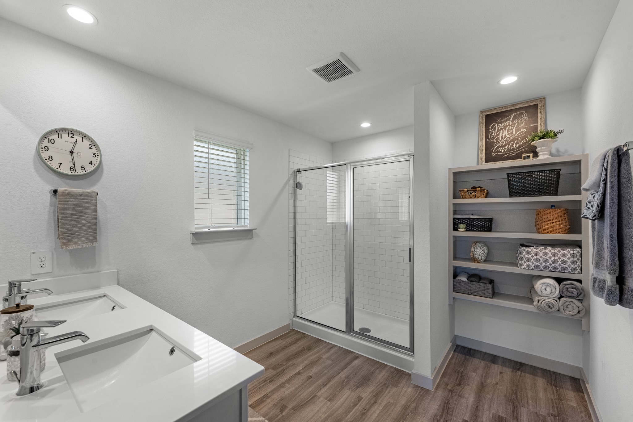 923 Kinder Sky Lane Rosharon, TX 77583 - Photo 21 of 37 Primary bathroom
