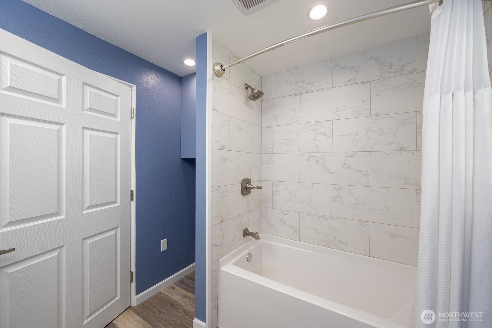 11627 Rd K Northeast Moses Lake, WA 98837 - Photo 20 of 37 a bathroom with a bathtub