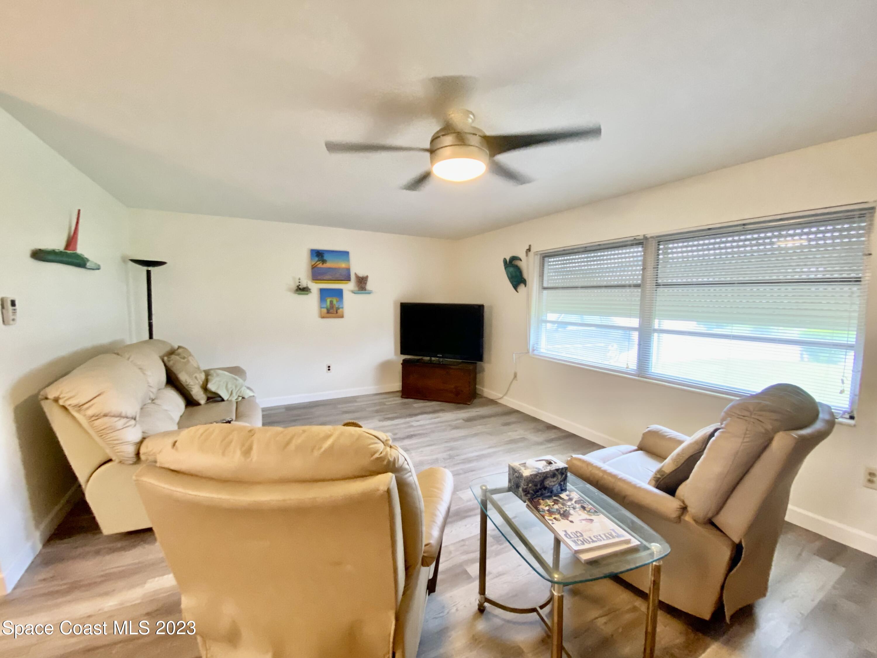 110 Deleon Road Cocoa Beach, FL 32931 - Photo 4 of 26 Living Room