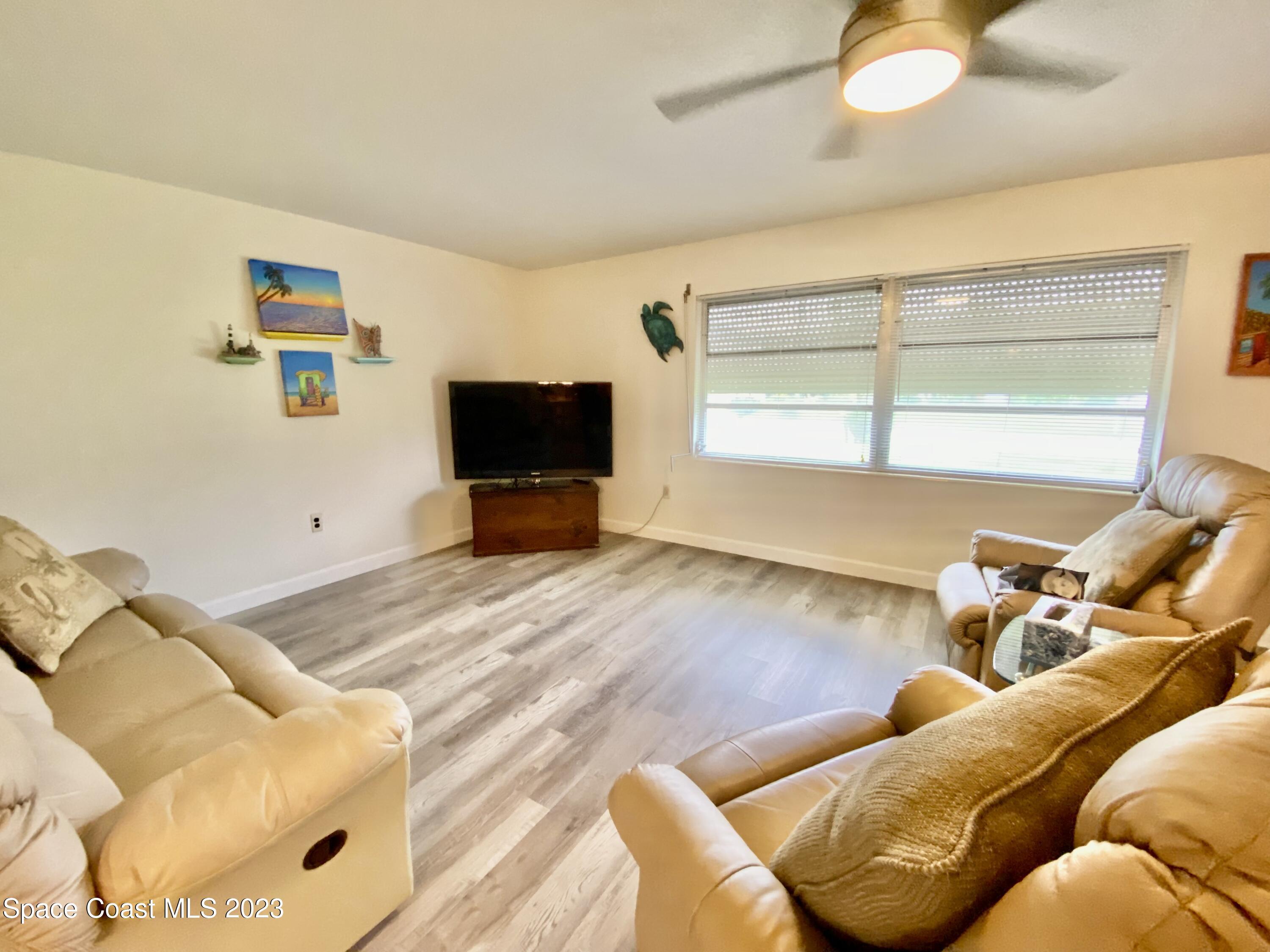 110 Deleon Road Cocoa Beach, FL 32931 - Photo 5 of 26 Living Room