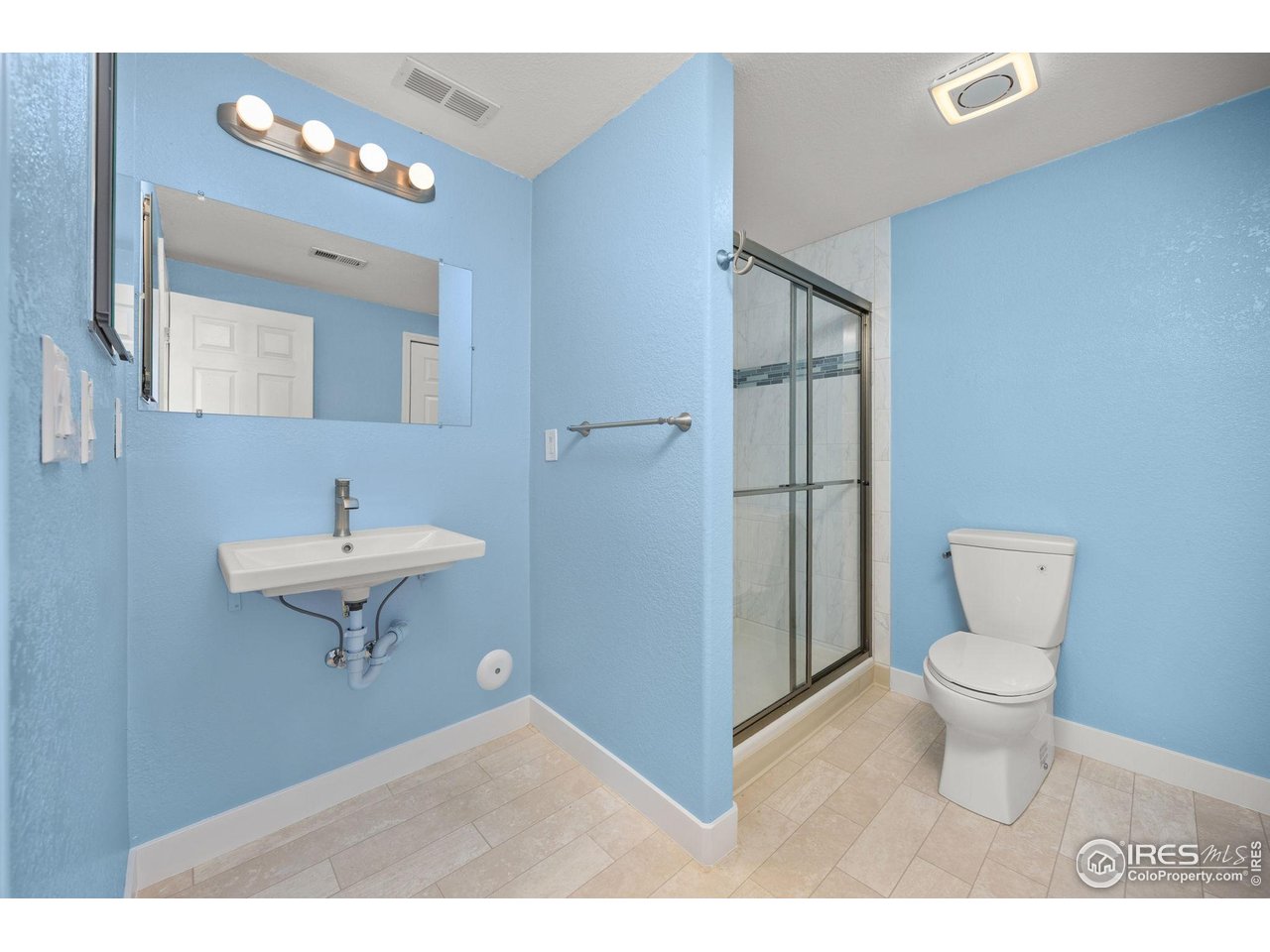 6644 Drew Ranch Lane Boulder, CO 80301 - Photo 30 of 45 a bathroom with a toilet sink a shower and a mirror