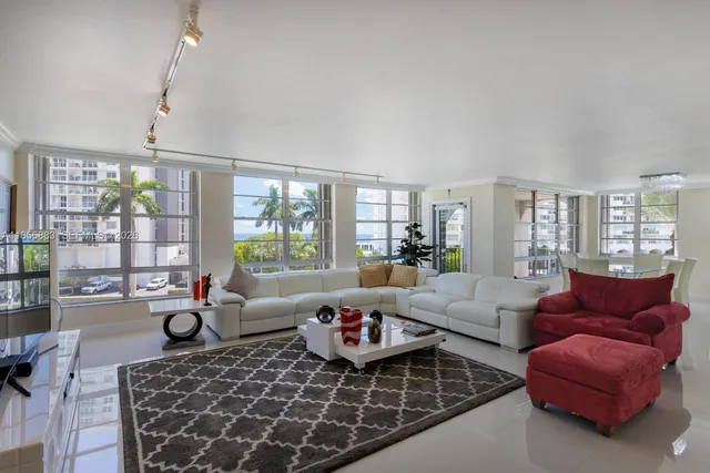 $1,150,000 | 5660 Collins Avenue, Unit 4B, Miami Beach, FL 33140