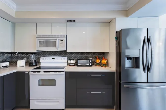 $1,150,000 | 5660 Collins Avenue, Unit 4B, Miami Beach, FL 33140