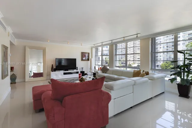 $1,150,000 | 5660 Collins Avenue, Unit 4B, Miami Beach, FL 33140