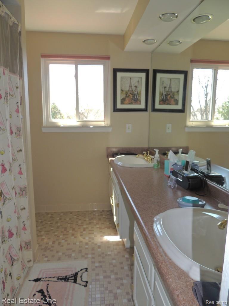 646 Abbey Court Rochester, MI 48307 - Photo 27 of 44 SUNNY MAIN BATH