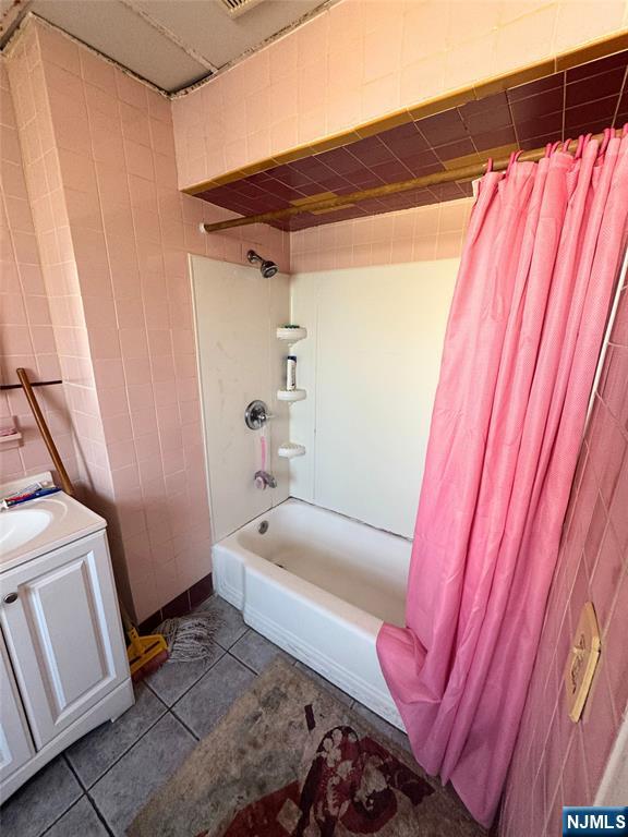 72 Lawrence Street Hackensack, NJ 07601 - Photo 3 of 11 a spacious bathroom with a tub and shower