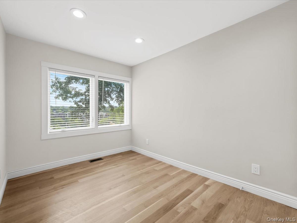 10 West Terrace Road Great Neck, NY 11023 - Photo 15 of 35 Gallery Image 15