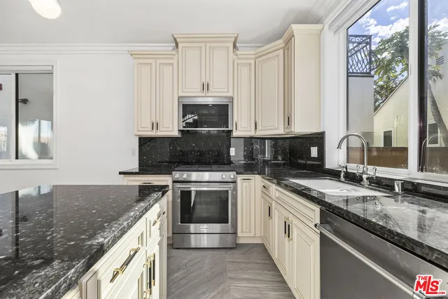 $4,995 | 2017 South Centinela Avenue, Unit B, Santa Monica, CA 90404